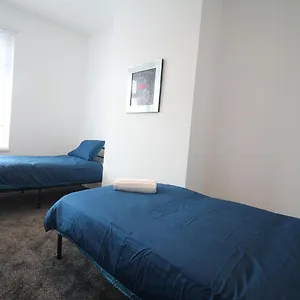 Media Manor - Fully Refurbished In 2022 - Large 6 Bedrooms, 3 Bathrooms Media Games Holiday home