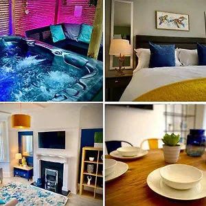 Clifton Stylish Hot Tub House In Holiday home