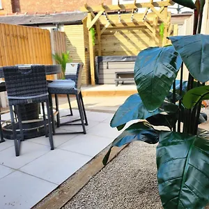 Xxhot Tubxx 4bed Semi, Sleeps 8, 2 Bathrooms Holiday home